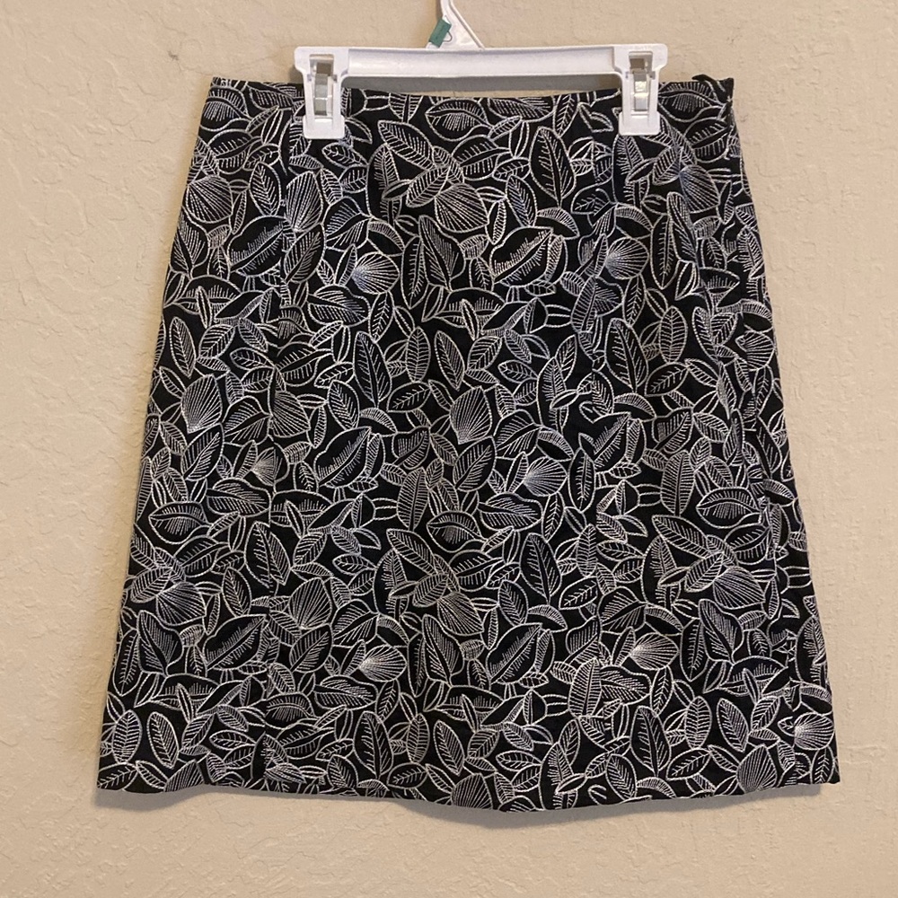 Talbots skirt Size 6, black embroider knee length